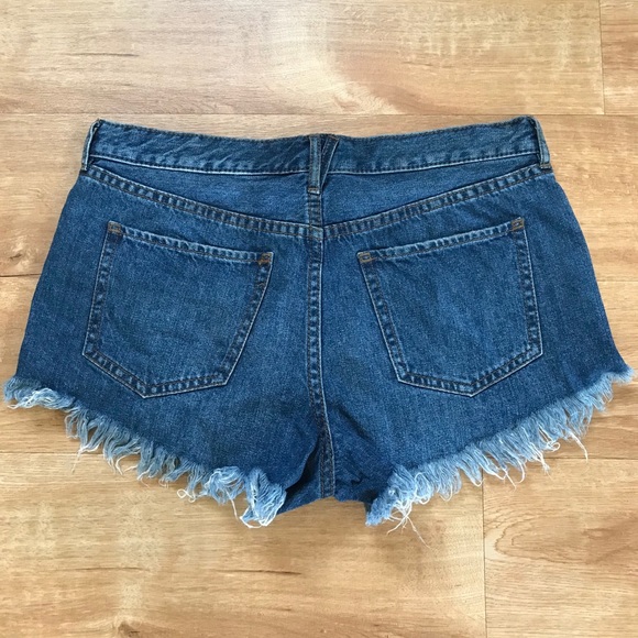 Free People ~ We The Free Dark Wash Frayed Shorts - Picture 3 of 4